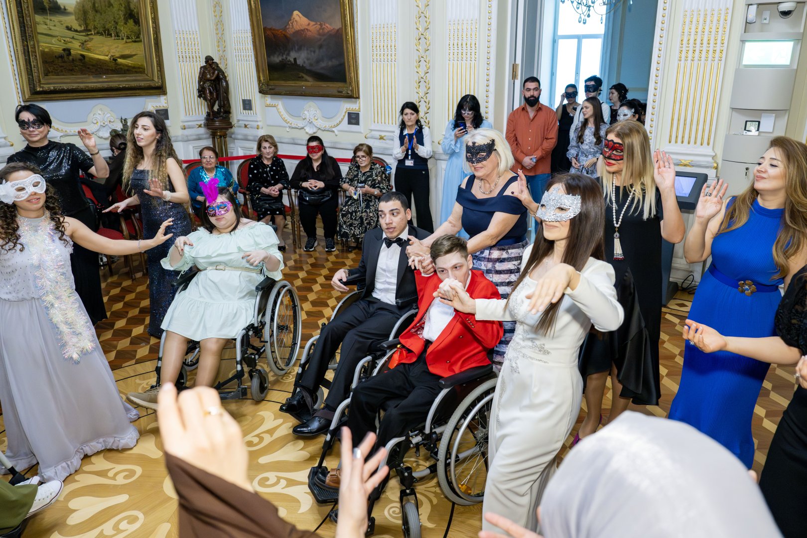 Искусство без границ: маскарадный бал для молодёжи в Баку (ФОТО)