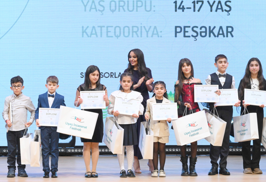 Вице-президент Фонда Гейдара Алиева Лейла Алиева и Алена Алиева приняли участие в заключительной церемонии награждения победителей Детского художественного фестиваля (ФОТО)