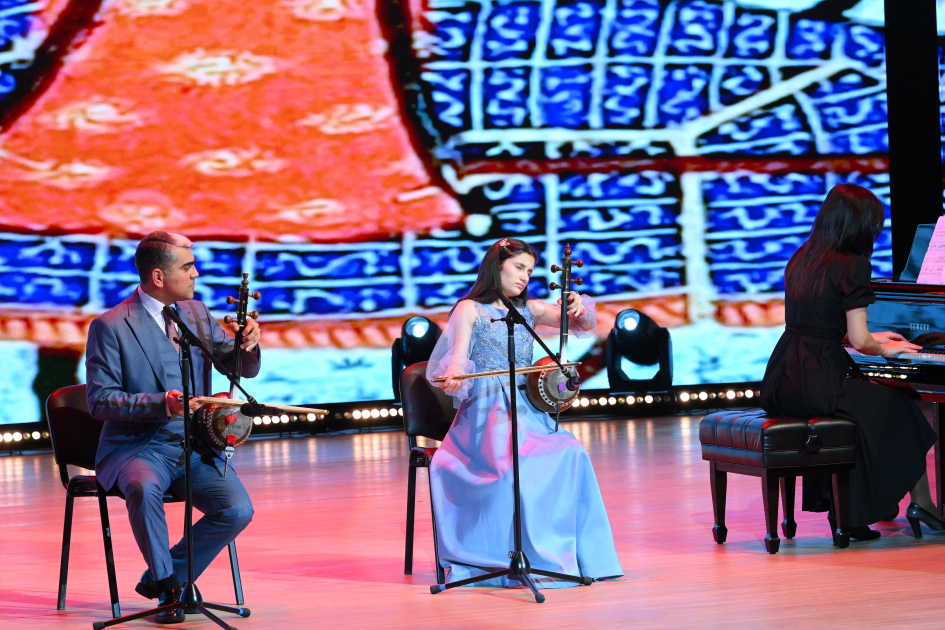 Вице-президент Фонда Гейдара Алиева Лейла Алиева и Алена Алиева приняли участие в заключительной церемонии награждения победителей Детского художественного фестиваля (ФОТО)