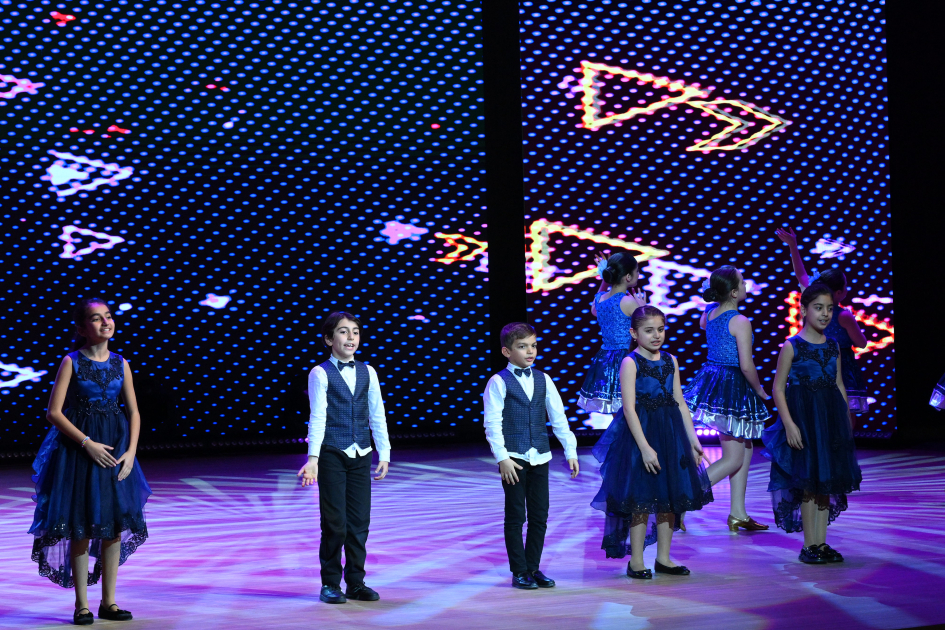 Вице-президент Фонда Гейдара Алиева Лейла Алиева и Алена Алиева приняли участие в заключительной церемонии награждения победителей Детского художественного фестиваля (ФОТО)