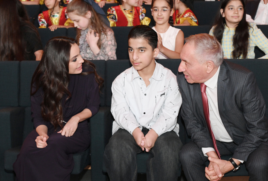 Вице-президент Фонда Гейдара Алиева Лейла Алиева и Алена Алиева приняли участие в заключительной церемонии награждения победителей Детского художественного фестиваля (ФОТО)