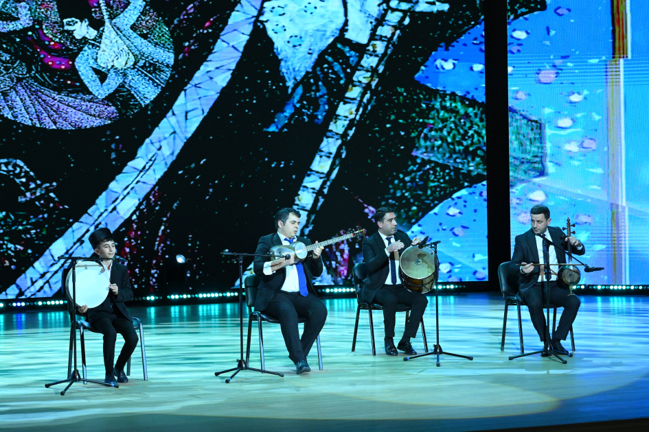 Вице-президент Фонда Гейдара Алиева Лейла Алиева и Алена Алиева приняли участие в заключительной церемонии награждения победителей Детского художественного фестиваля (ФОТО)