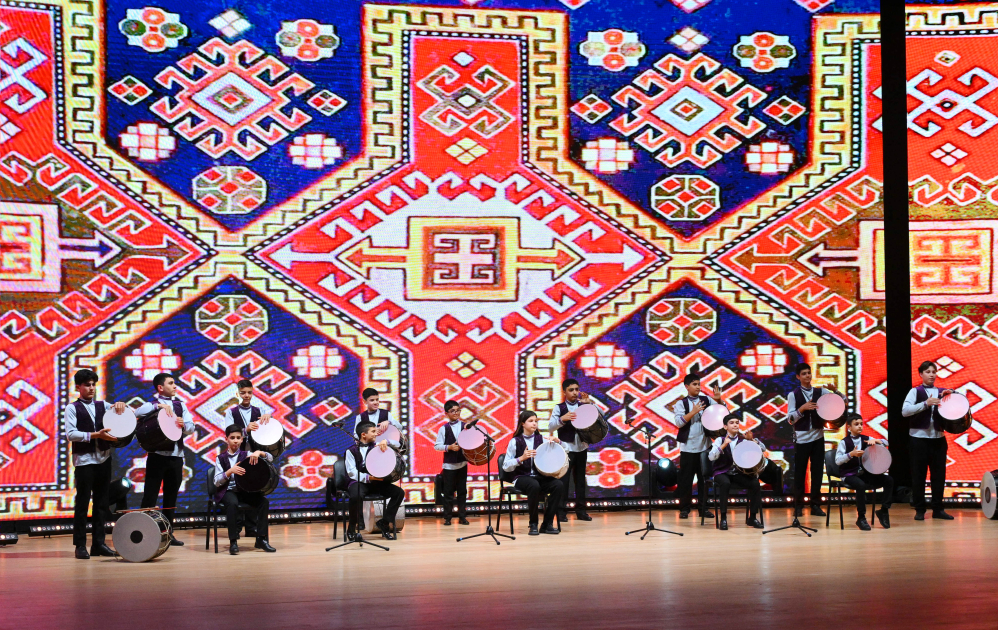 Вице-президент Фонда Гейдара Алиева Лейла Алиева и Алена Алиева приняли участие в заключительной церемонии награждения победителей Детского художественного фестиваля (ФОТО)