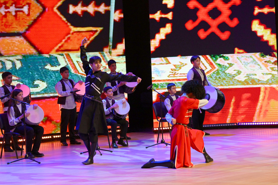 Вице-президент Фонда Гейдара Алиева Лейла Алиева и Алена Алиева приняли участие в заключительной церемонии награждения победителей Детского художественного фестиваля (ФОТО)