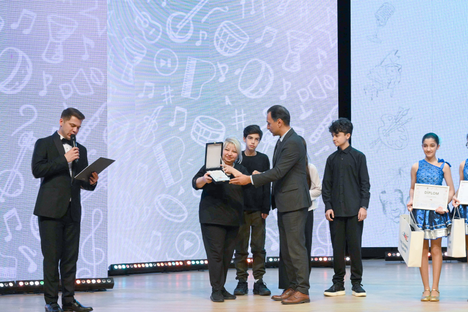 Вице-президент Фонда Гейдара Алиева Лейла Алиева и Алена Алиева приняли участие в заключительной церемонии награждения победителей Детского художественного фестиваля (ФОТО)