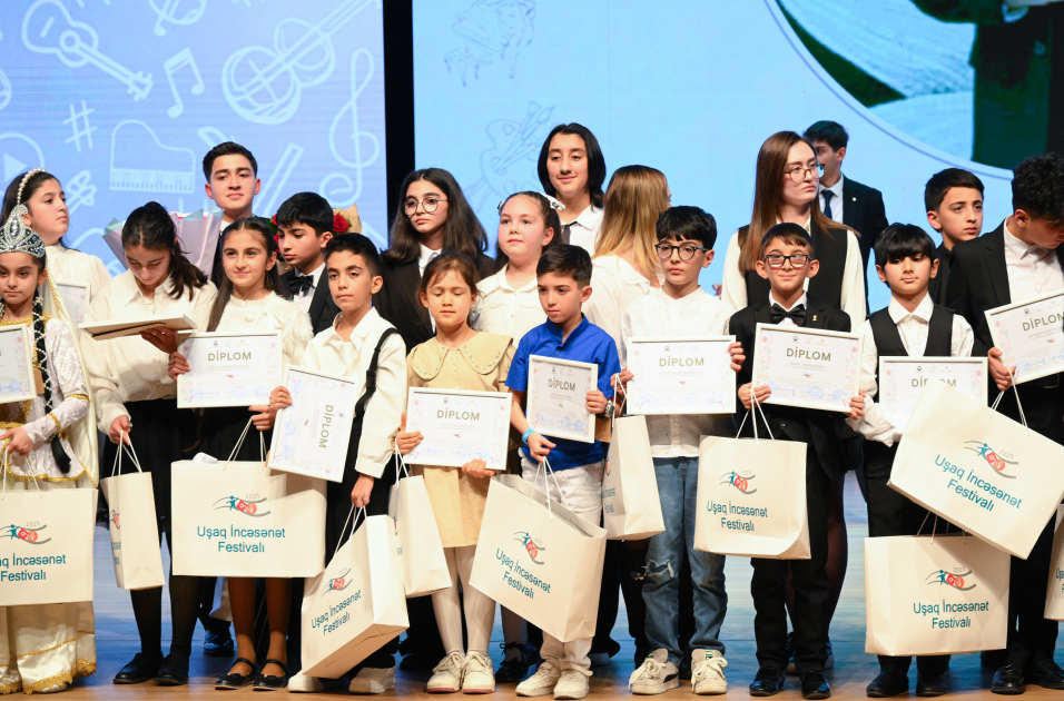 Вице-президент Фонда Гейдара Алиева Лейла Алиева и Алена Алиева приняли участие в заключительной церемонии награждения победителей Детского художественного фестиваля (ФОТО)