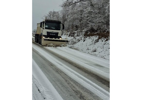 В Агдере дороги очищаются от снега специальной техникой (ФОТО)