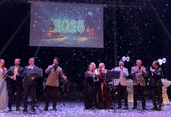 В Гянджинской государственной филармонии состоялась праздничная программа "В Новый год - вместе с нами" (ФОТО)