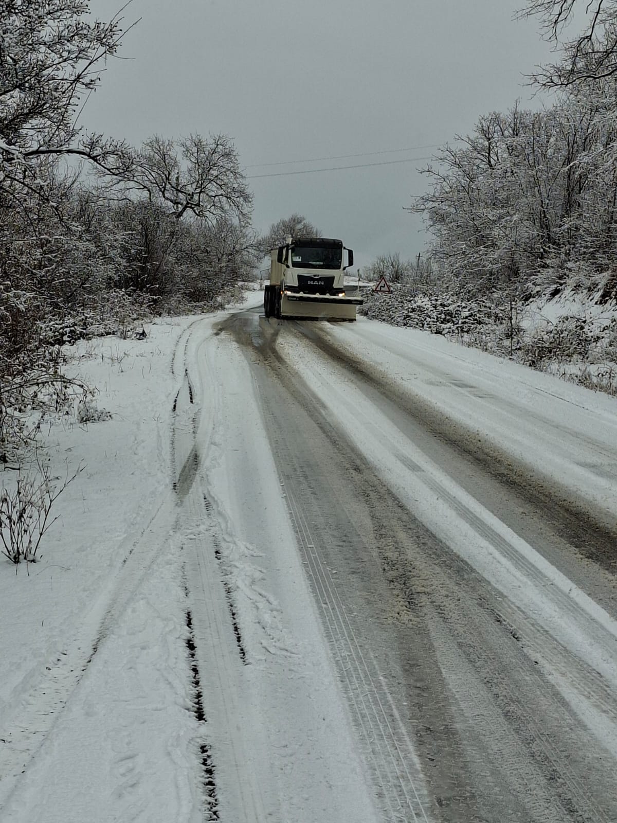 В Агдере дороги очищаются от снега специальной техникой (ФОТО)
