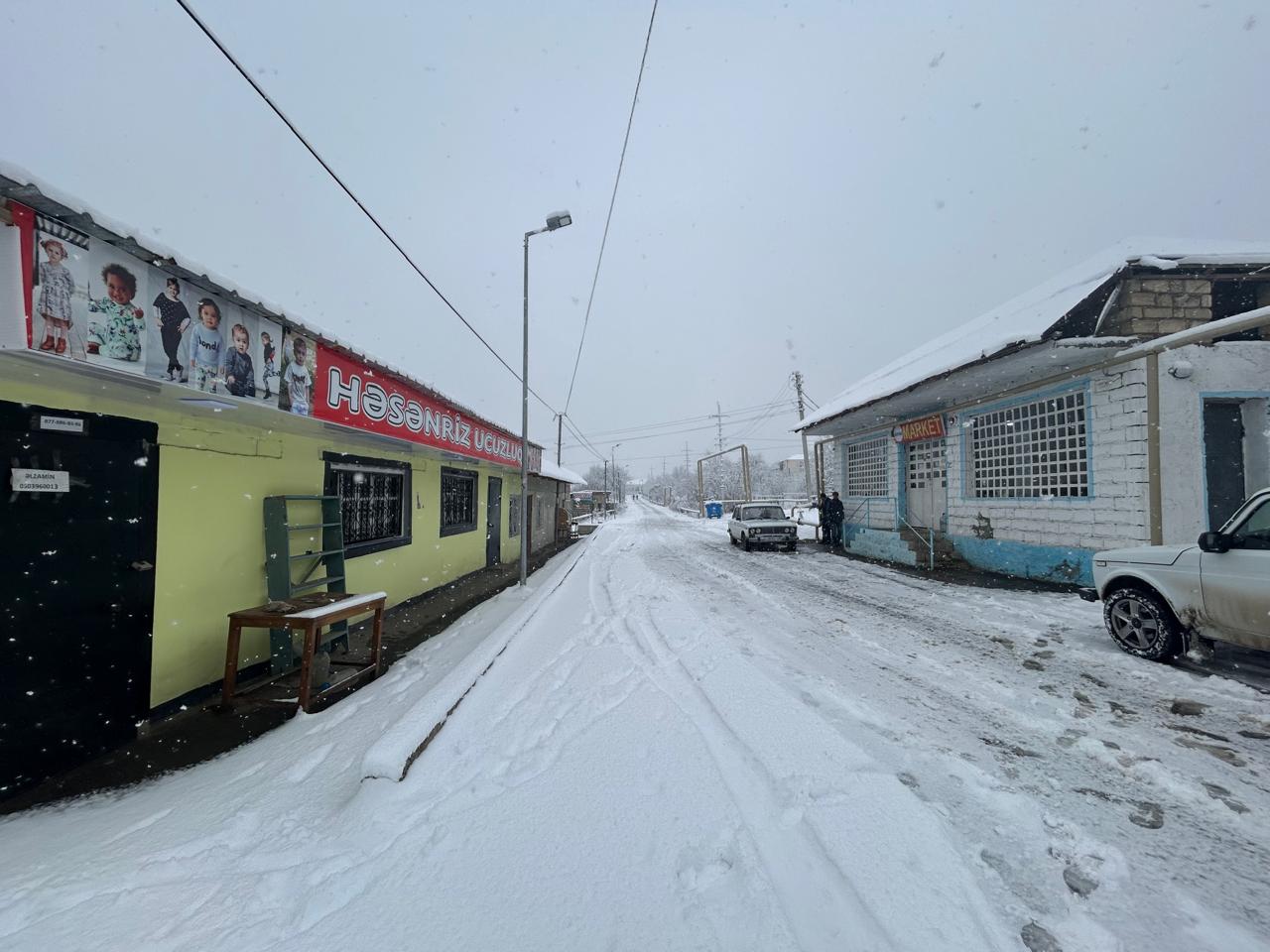 В Агдере дороги очищаются от снега специальной техникой (ФОТО)