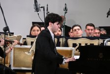 В Баку состоялся концерт, посвящённый Дню cолидарности азербайджанцев мира и Новому году (ФОТО)