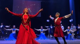 В Гянджинской государственной филармонии состоялась праздничная программа "В Новый год - вместе с нами" (ФОТО)