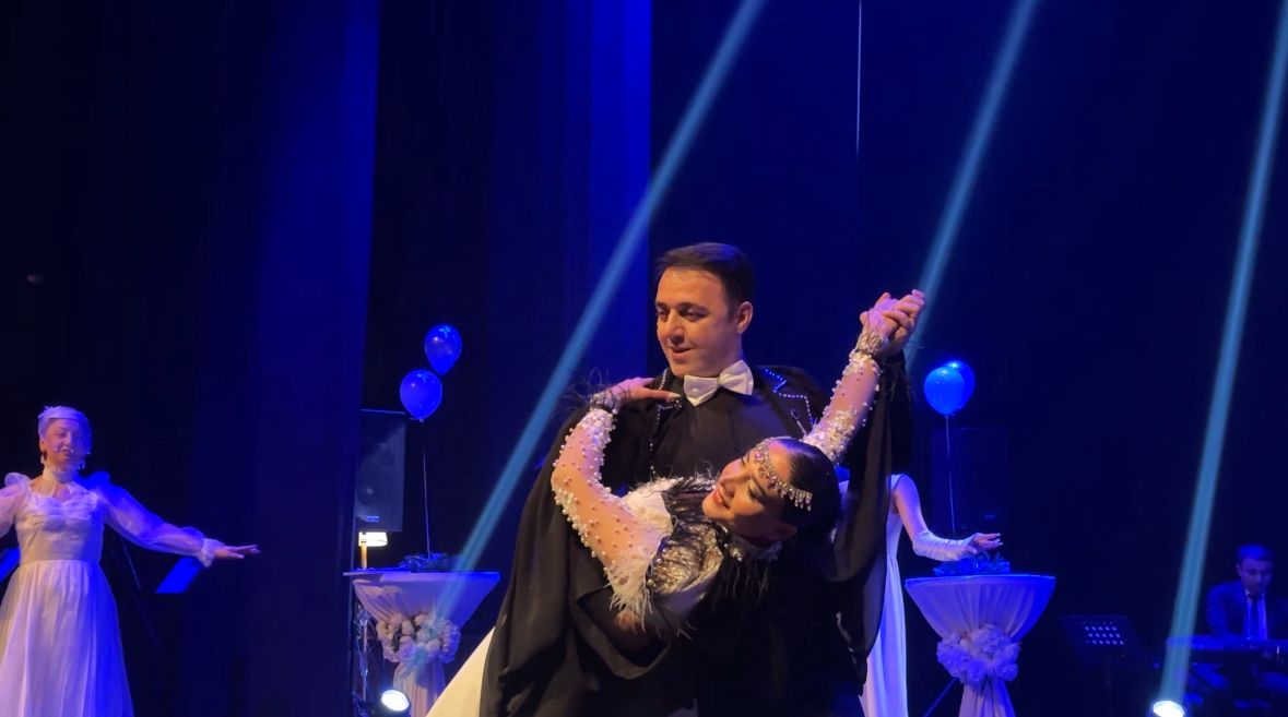 В Гянджинской государственной филармонии состоялась праздничная программа "В Новый год - вместе с нами" (ФОТО)