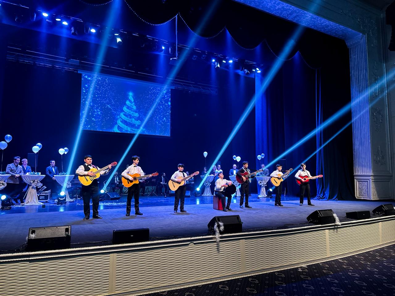 В Гянджинской государственной филармонии состоялась праздничная программа "В Новый год - вместе с нами" (ФОТО)