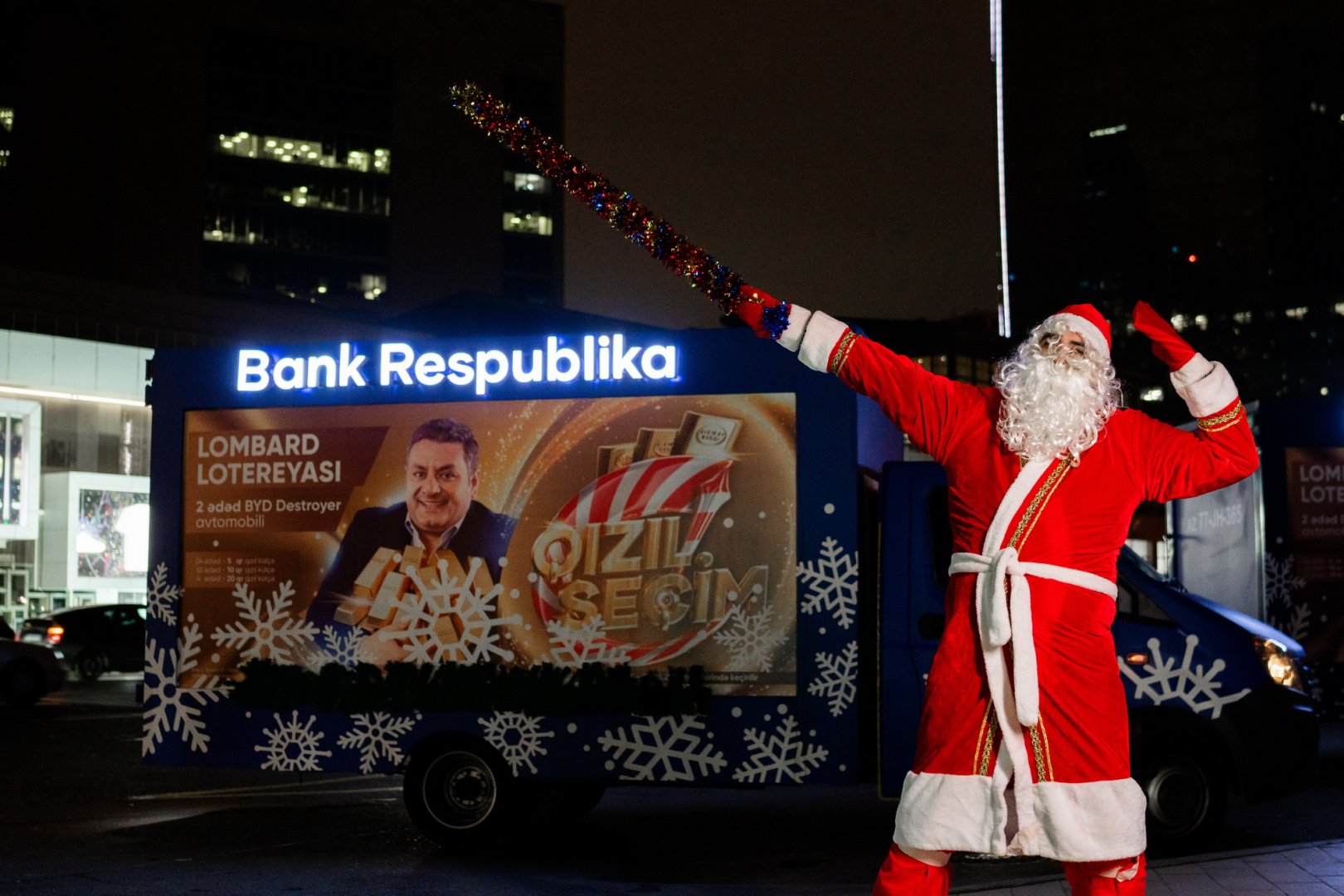 Дед Мороз тоже спешит выиграть подарки в Банке Республика (ФОТО)