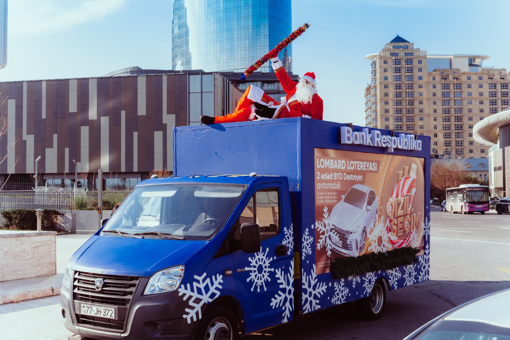 Дед Мороз тоже спешит выиграть подарки в Банке Республика (ФОТО)