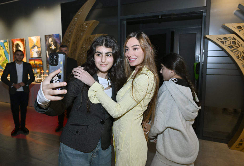 Руководитель Баку Медиа Центра Арзу Алиева и Алена Алиева посетили выставку «10 лет жизни в красках» (ФОТО)