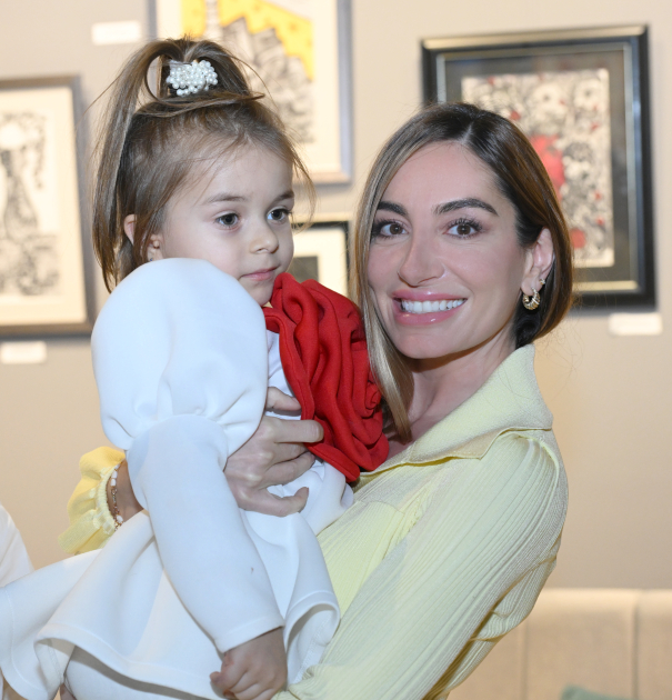 Руководитель Баку Медиа Центра Арзу Алиева и Алена Алиева посетили выставку «10 лет жизни в красках» (ФОТО)