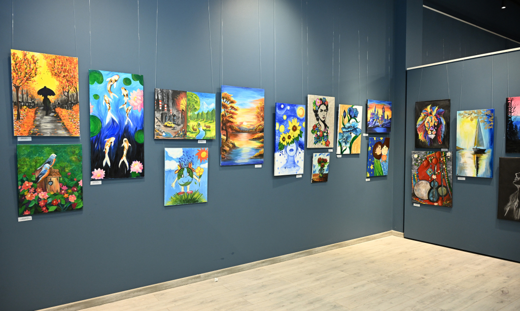 Руководитель Баку Медиа Центра Арзу Алиева и Алена Алиева посетили выставку «10 лет жизни в красках» (ФОТО)