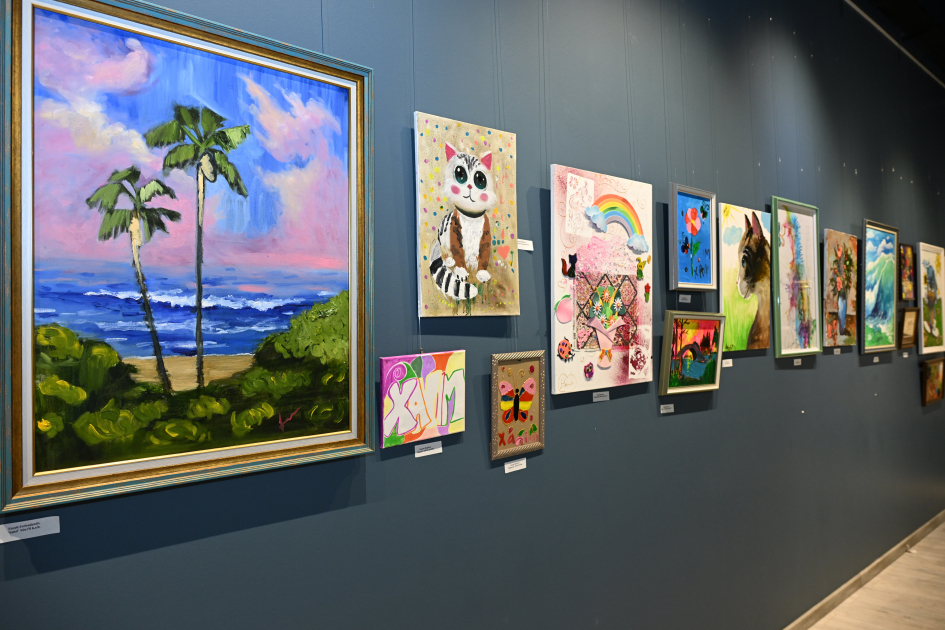 Руководитель Баку Медиа Центра Арзу Алиева и Алена Алиева посетили выставку «10 лет жизни в красках» (ФОТО)