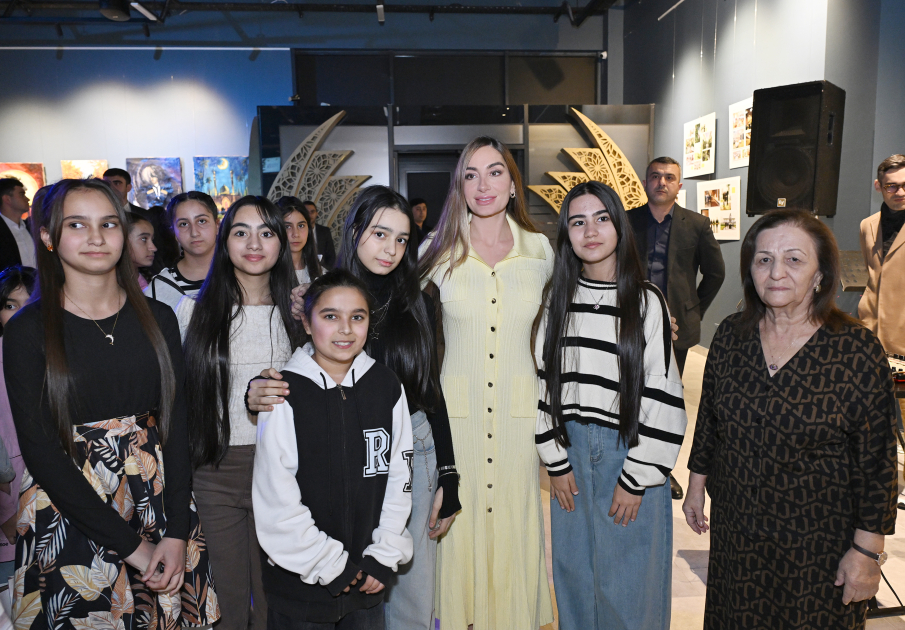 Руководитель Баку Медиа Центра Арзу Алиева и Алена Алиева посетили выставку «10 лет жизни в красках» (ФОТО)