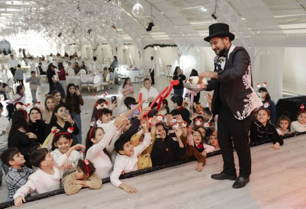 Эмин Агаларов организовал для воспитанников детских домов новогодний праздник (ФОТО)