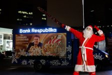 Дед Мороз тоже спешит выиграть подарки в Банке Республика (ФОТО)