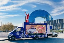 Дед Мороз тоже спешит выиграть подарки в Банке Республика (ФОТО)