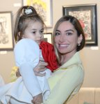 Руководитель Баку Медиа Центра Арзу Алиева и Алена Алиева посетили выставку «10 лет жизни в красках» (ФОТО)