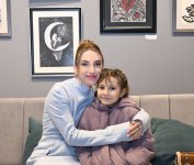 Руководитель Баку Медиа Центра Арзу Алиева и Алена Алиева посетили выставку «10 лет жизни в красках» (ФОТО)