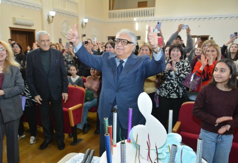 Фархад Бадалбейли отметил день рождения вместе со студентами Бакинской музыкальной академии (ФОТО)