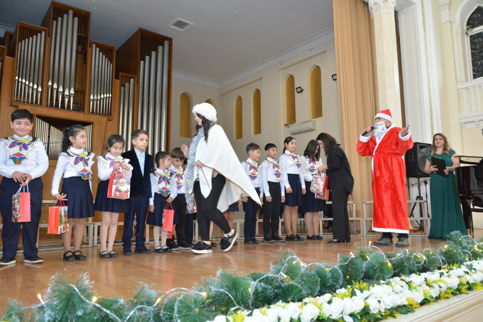 Фархад Бадалбейли отметил день рождения вместе со студентами Бакинской музыкальной академии (ФОТО)