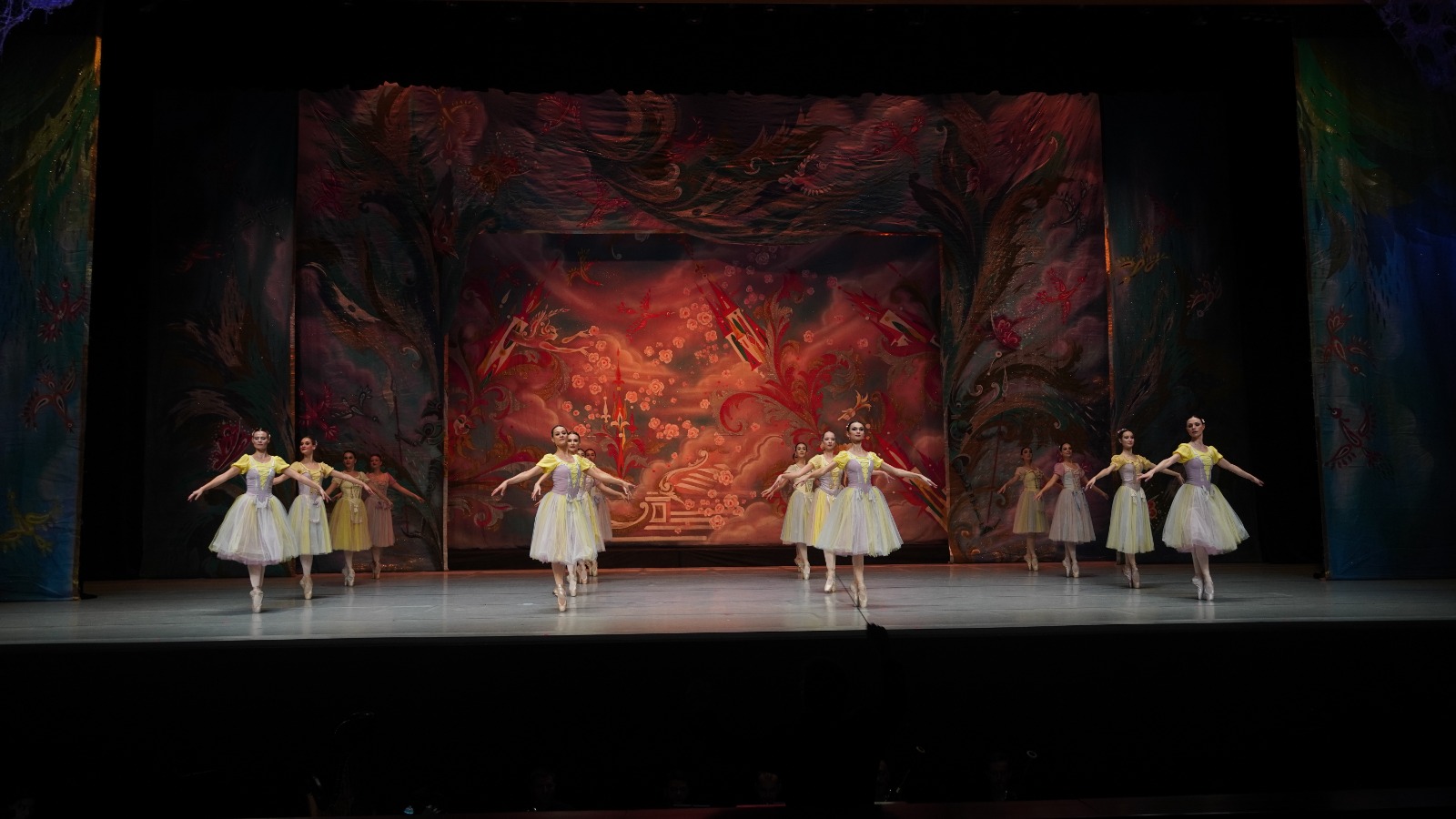 Новый год в Баку - фантастические танцы, торжество добра и исполнение заветных желаний (ФОТО)