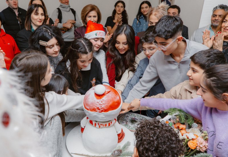 Вице-президент Фонда Гейдара Алиева Лейла Алиева и руководитель Баку Медиа Центра Арзу Алиева приняли участие в праздничном мероприятии в Центре социальной реабилитации детей Tut Əlimdən (ФОТО)