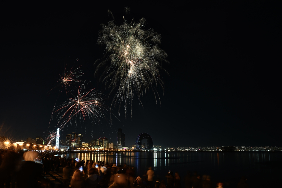 В Баку по случаю Нового года состоялся праздничный салют (ФОТО)