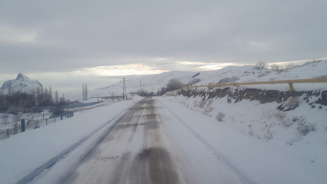 В Нахчыване ведутся работы по очистке дорог от снега (ФОТО)