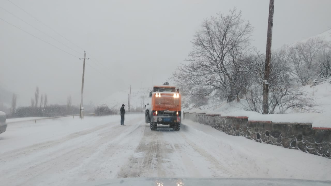 В Нахчыване ведутся работы по очистке дорог от снега (ФОТО)