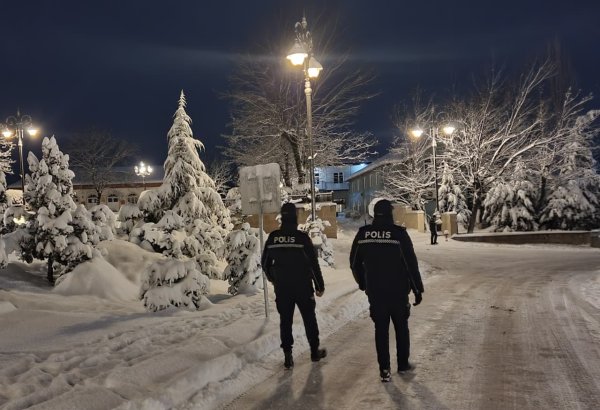 Полиция Азербайджана работает в непрерывном режиме в связи с погодными условиями (ФОТО)