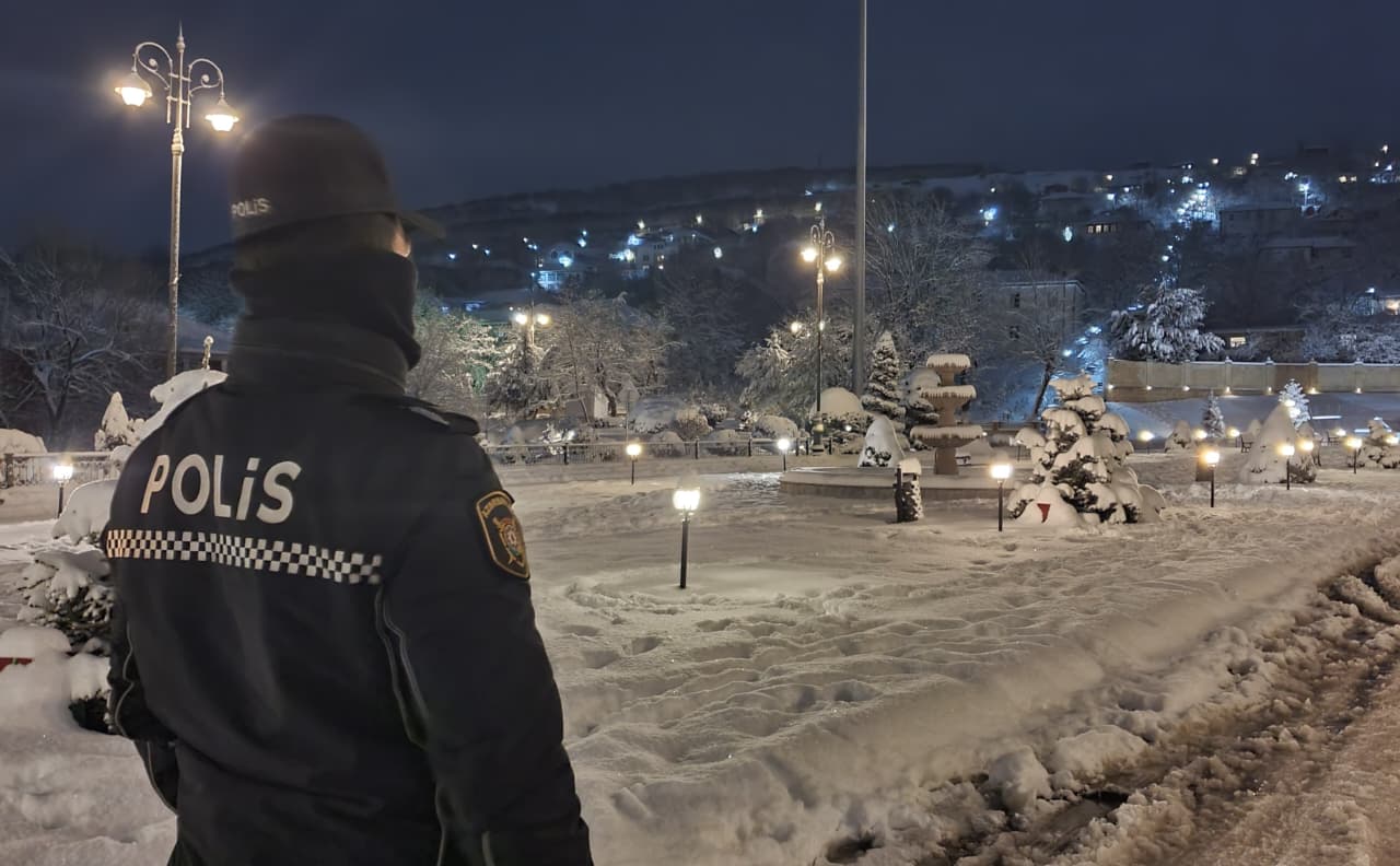Полиция Азербайджана работает в непрерывном режиме в связи с погодными условиями (ФОТО)