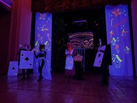 "Алиса в Стране чудес" в неоновом измерении: современная сценическая магия в Баку (ФОТО)