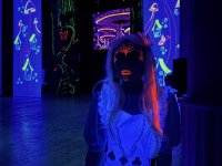 "Алиса в Стране чудес" в неоновом измерении: современная сценическая магия в Баку (ФОТО)