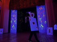 "Алиса в Стране чудес" в неоновом измерении: современная сценическая магия в Баку (ФОТО)