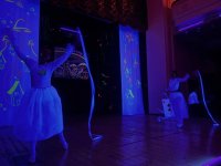 "Алиса в Стране чудес" в неоновом измерении: современная сценическая магия в Баку (ФОТО)