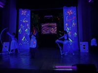 "Алиса в Стране чудес" в неоновом измерении: современная сценическая магия в Баку (ФОТО)