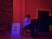 "Алиса в Стране чудес" в неоновом измерении: современная сценическая магия в Баку (ФОТО)