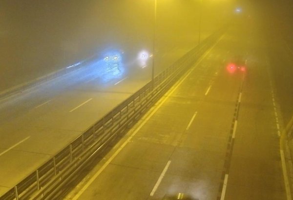 В связи с туманом в Баку снижен скоростной режим на дороге Зыхский круг-Аэропорт