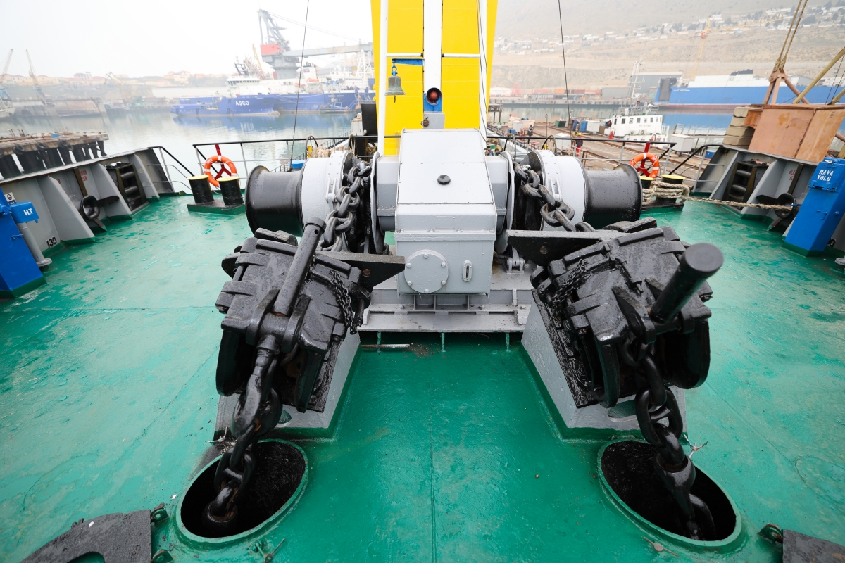 Крановое судно "Ширван" прошло капитальный ремонт