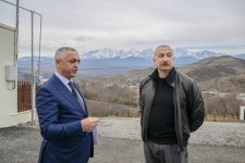 Президент Ильхам Алиев ознакомился с работами, проделанными в селе Хейвалы Агдеринского района (ФОТО)