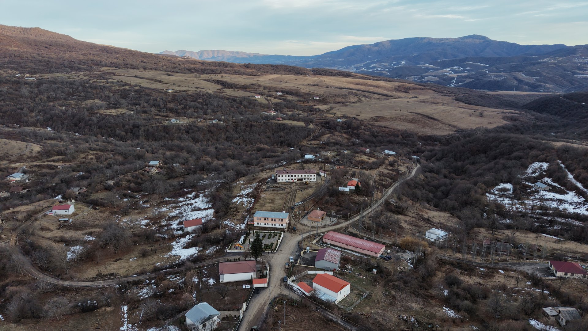 Президент Ильхам Алиев ознакомился с работами, проведенными в селе Чапар Агдеринского района (ФОТО)