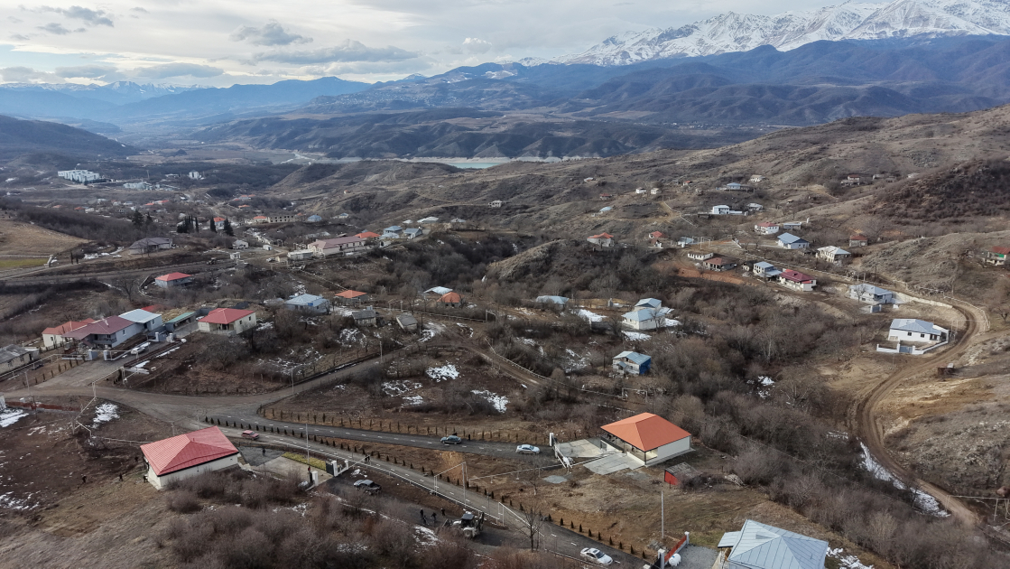 Президент Ильхам Алиев ознакомился с работами, проделанными в селе Хейвалы Агдеринского района (ФОТО)